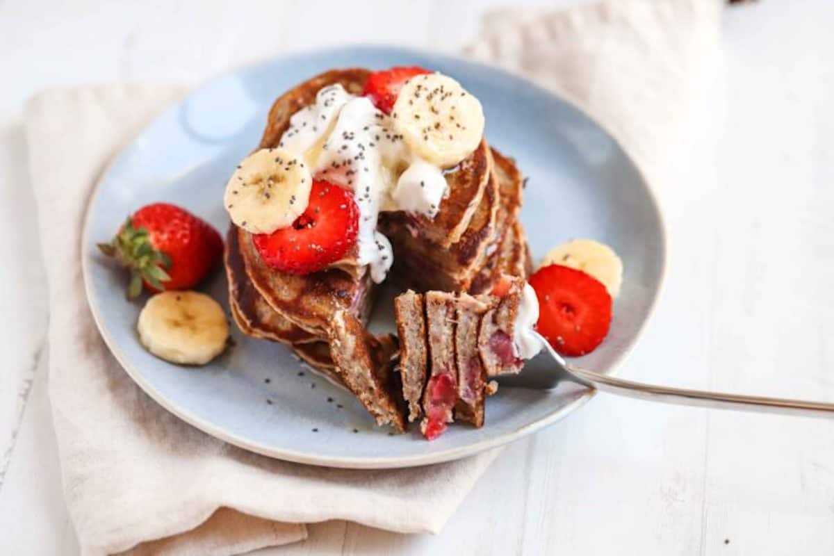 vegan banana-strawberry-pancakes